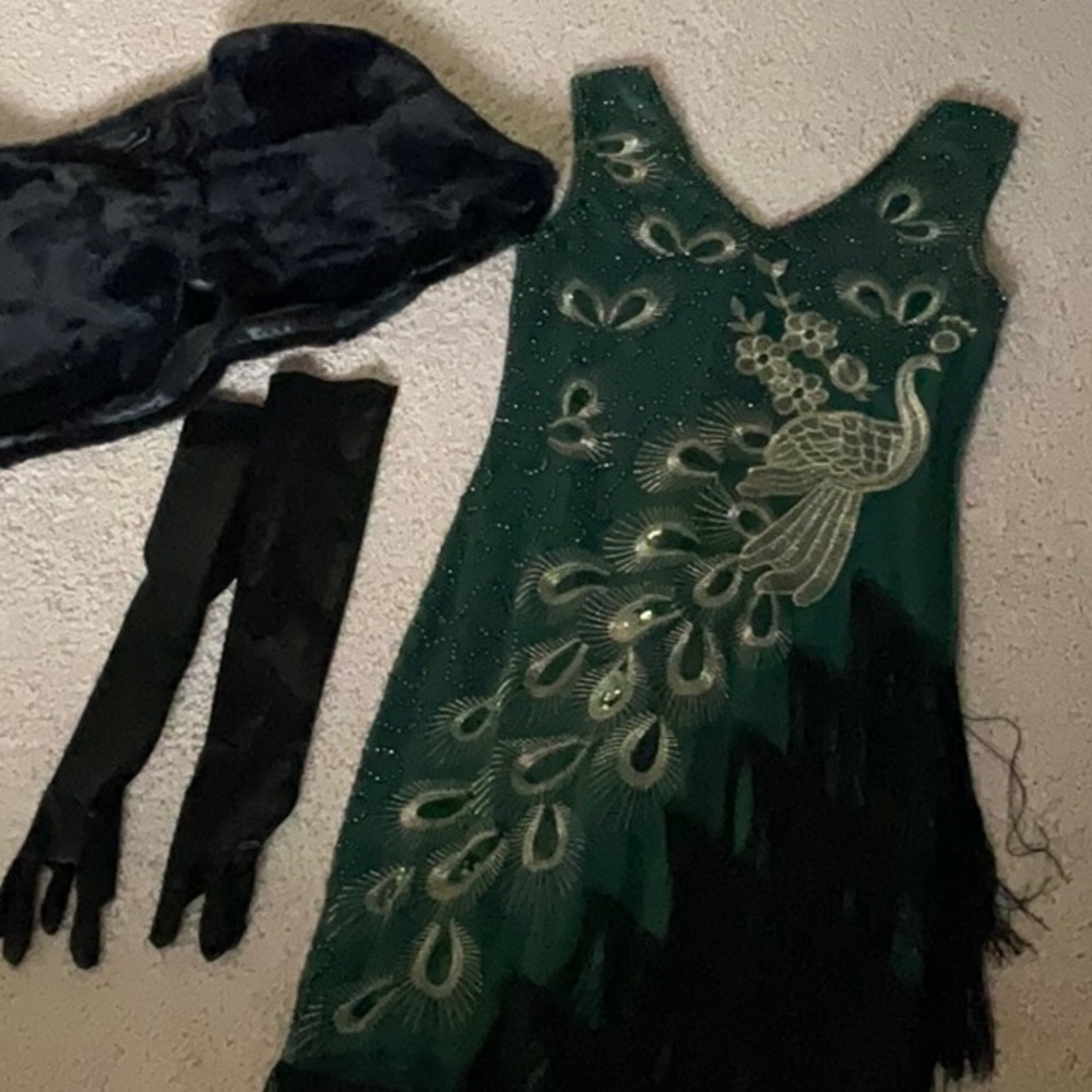 1920s COSTUME…
Flapper dress with Gloves and faux fur shrug